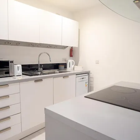 Two-Bedroom Luxury Apartment With Workspace, Free Secure Parking & Coffee Birmingham Exterior photo