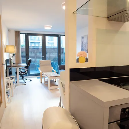 Two-Bedroom Luxury Apartment With Workspace, Free Secure Parking & Coffee Birmingham Exterior photo
