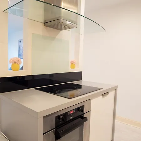 Two-Bedroom Luxury Apartment With Workspace, Free Secure Parking & Coffee Birmingham Exterior photo