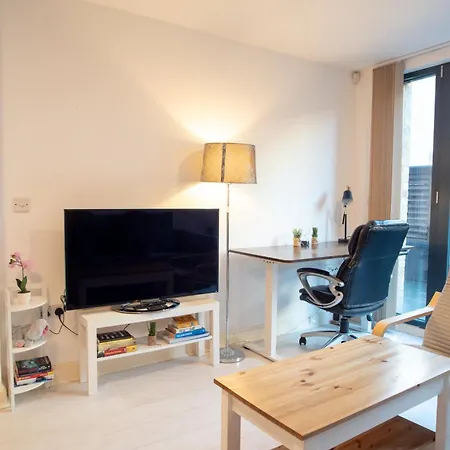 Two-Bedroom Luxury Apartment With Workspace, Free Secure Parking & Coffee Birmingham Exterior photo