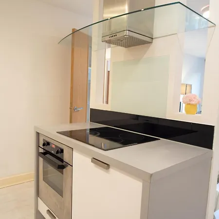 Two-Bedroom Luxury Apartment With Workspace, Free Secure Parking & Coffee Birmingham Exterior photo
