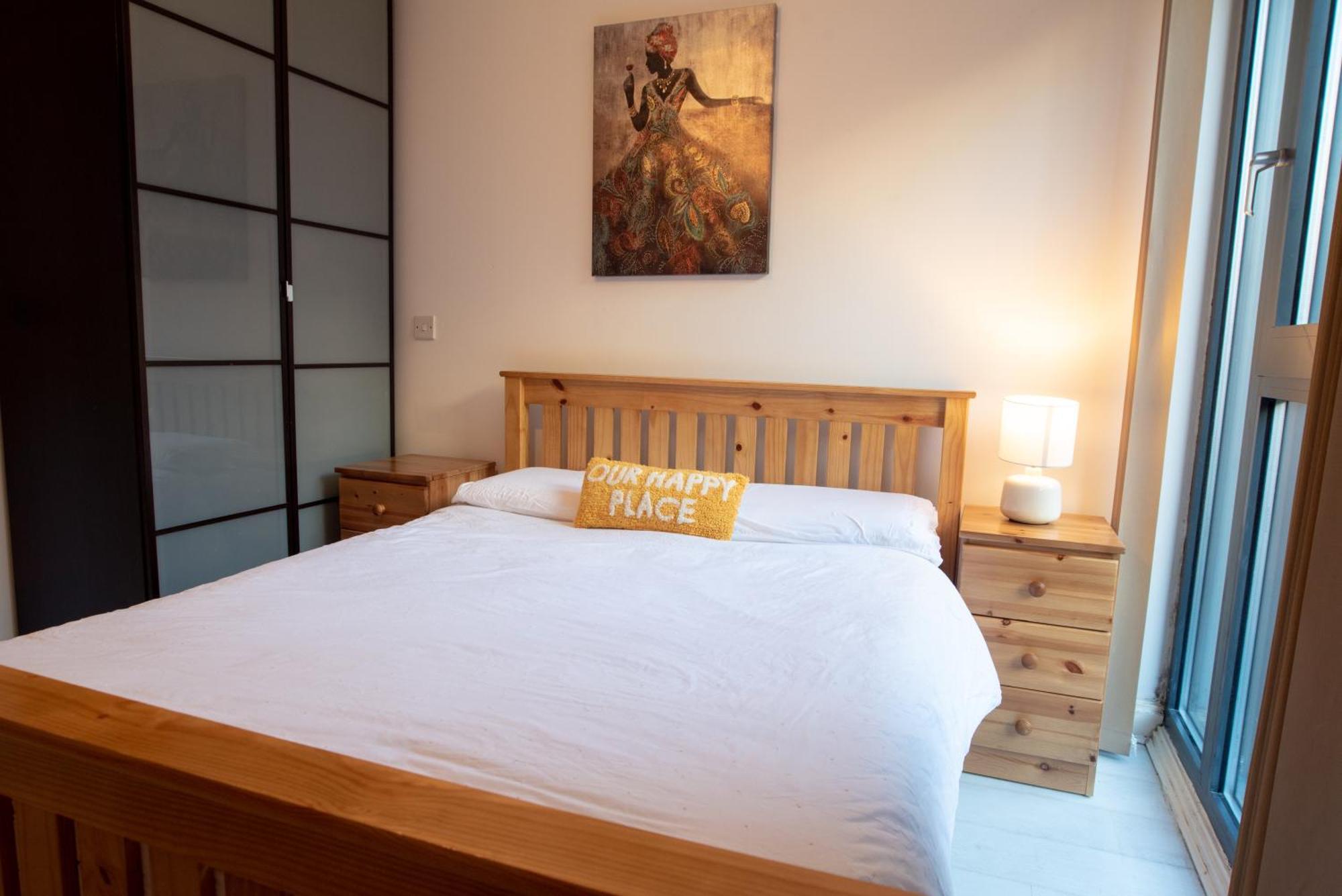Two-bedroom Luxury With Workspace, Free Secure Parking & Coffee Apartment *