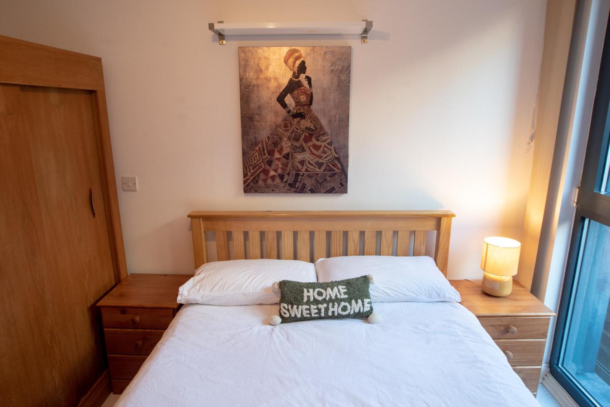 Apartment Two-bedroom Luxury With Workspace, Free Secure Parking & Coffee *