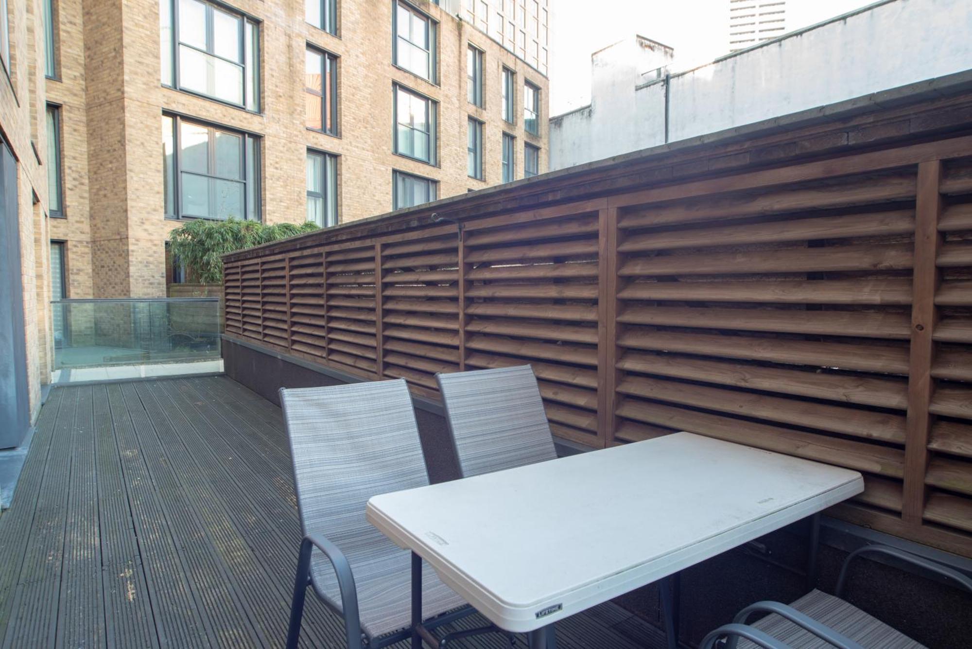 Two-bedroom Luxury With Workspace, Free Secure Parking & Coffee