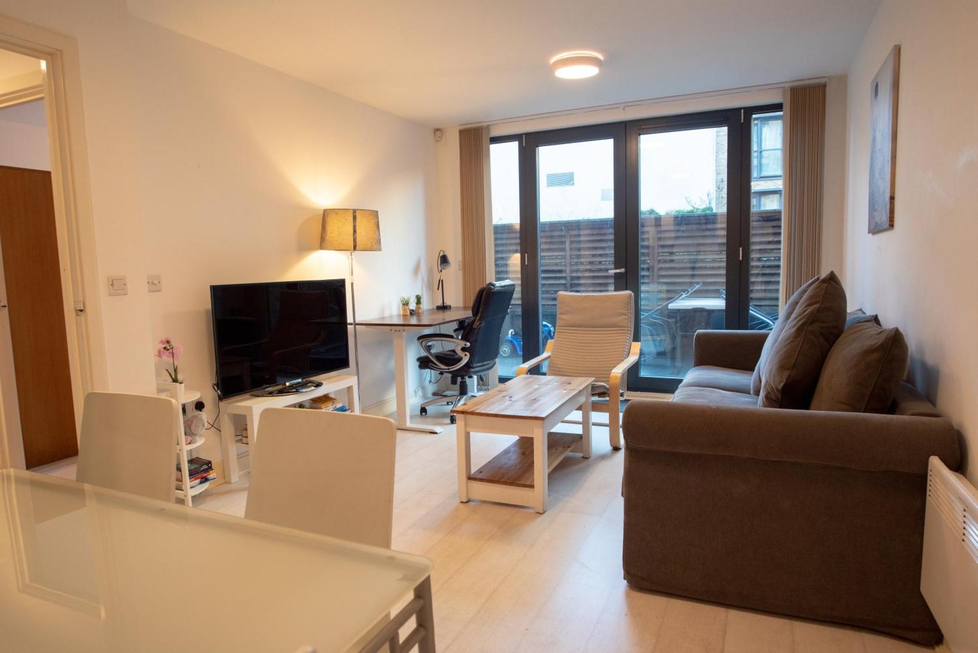 Two-bedroom Luxury With Workspace, Free Secure Parking & Coffee