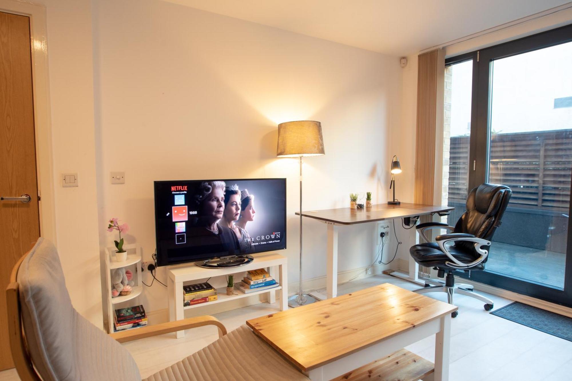 Two-bedroom Luxury With Workspace, Free Secure Parking & Coffee Apartment *