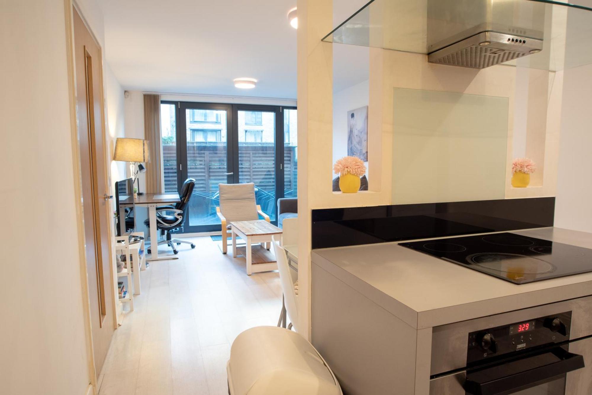 Two-bedroom Luxury With Workspace, Free Secure Parking & Coffee *