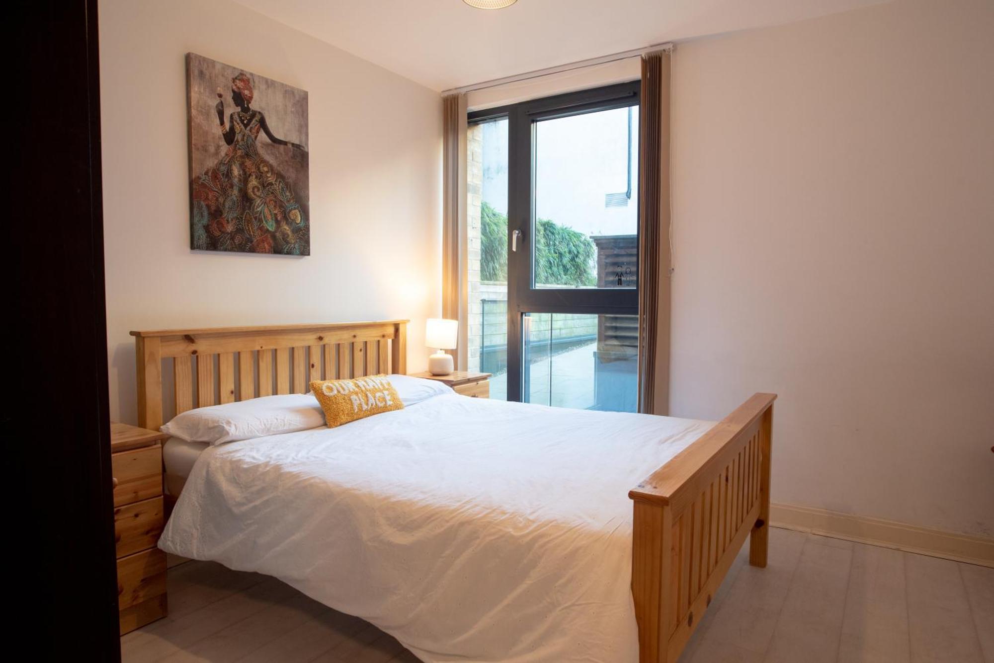 Two-bedroom Luxury With Workspace, Free Secure Parking & Coffee *